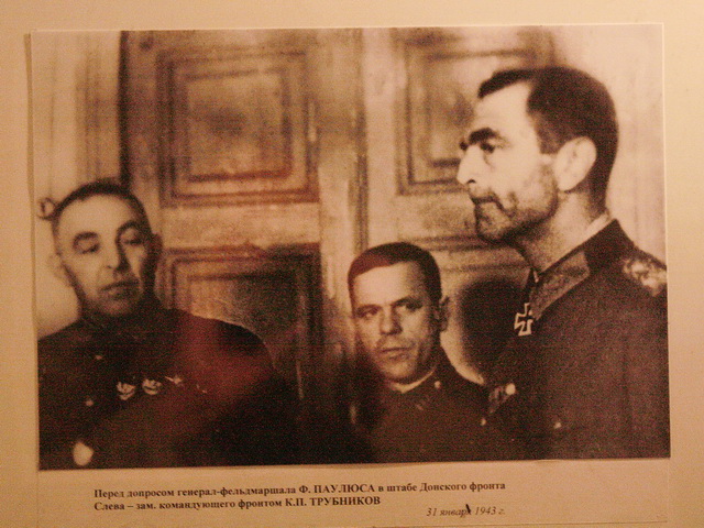 e_11.jpg - Paulus mit den sowjetischen Befehlshabern