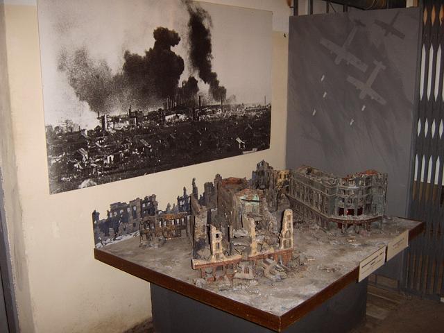 e_35.jpg - Modell und Bild von den Zerstörungen Stalingrads