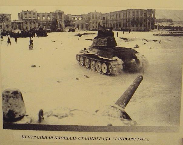 e_42.jpg - Panzer auf dem zentralen Platz am 31.01.1943