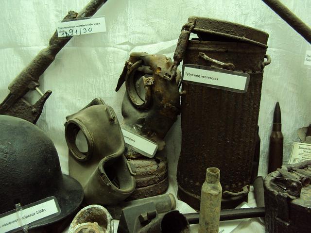 e_57.jpg - Kriegsmaterial der deutschen Wehrmacht, u.a. Gasmaske mit Behälter