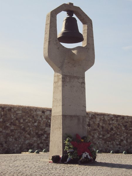 rossoschka (48).JPG - Die Statue symbolisiert die Trauer der Hinterbliebenen.