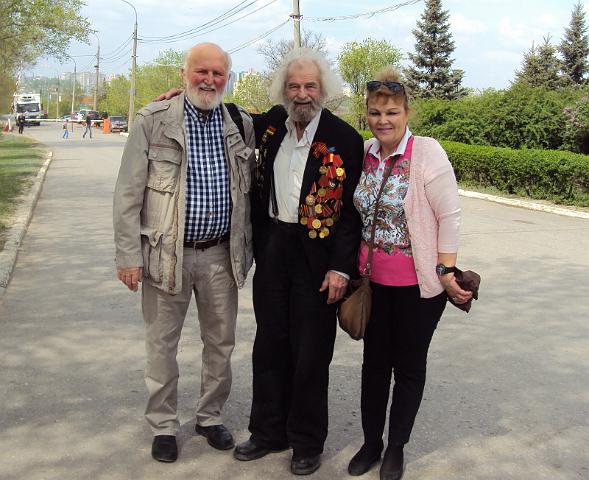 kurgan_neu_1.JPG - Igor, 93 Jahre, Veteran aus St. Petersburg besucht am "Tag des Sieges 2015" die Gedenkstätte auf dem Mamajew Hügel.