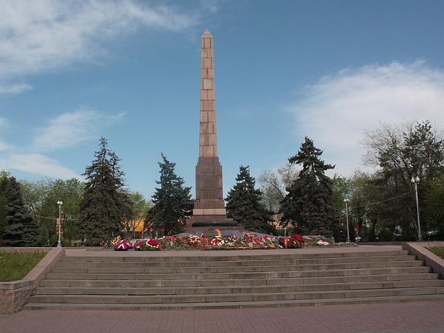 g_1.jpg - Gedenkstätte auf dem "Platz der Gefallenen Kämpfer" mit Obelisk (Gesamtschau) - aufgenommen am Tag des Sieges 2011
