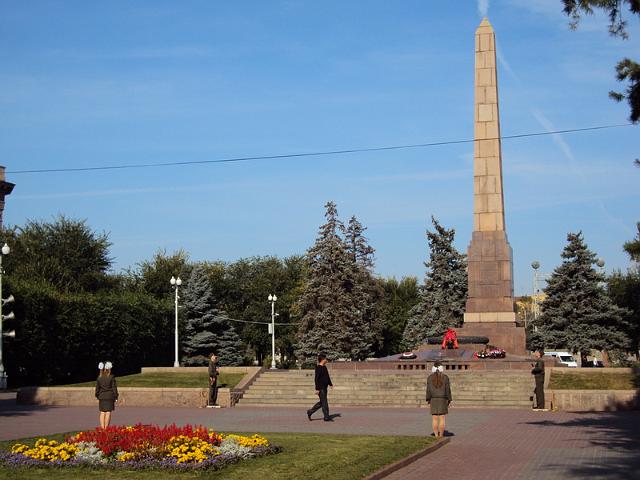 g_2.jpg - Gedenkstätte auf dem "Platz der Gefallenen Kämpfer" mit Obelisk