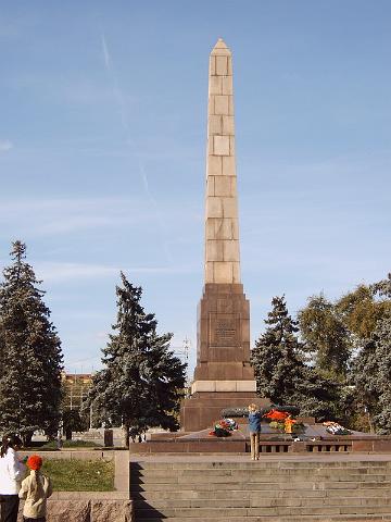 g_3.jpg - Gedenkstätte auf dem "Platz der Gefallenen Kämpfer" mit Obelisk