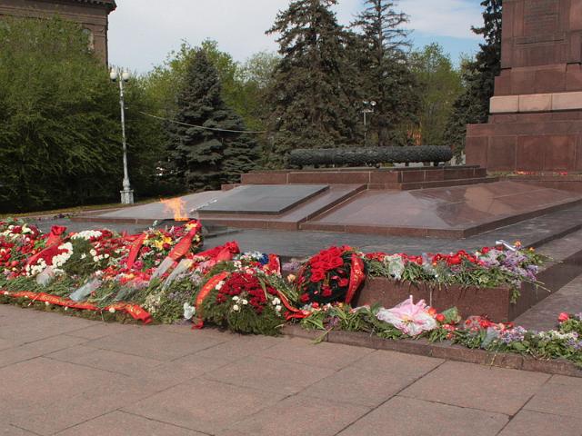 g_4.jpg - Gedenkstätte auf dem "Platz der Gefallenen Kämpfer" mit Obelisk - aufgenommen am Tag des Sieges 2011