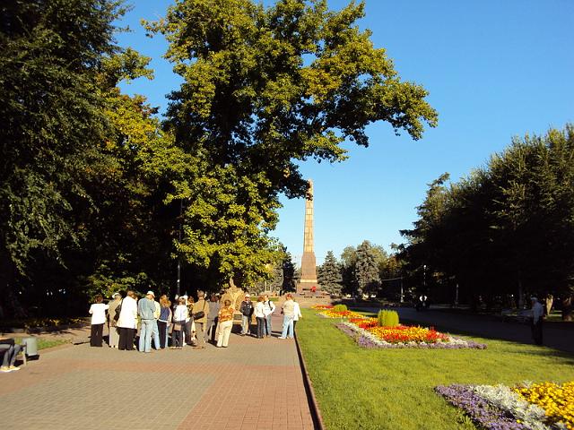 g_8.jpg - Gedenkstätte auf dem "Platz der Gefallenen Kämpfer" mit Obelisk von der Wolga aus gesehen
